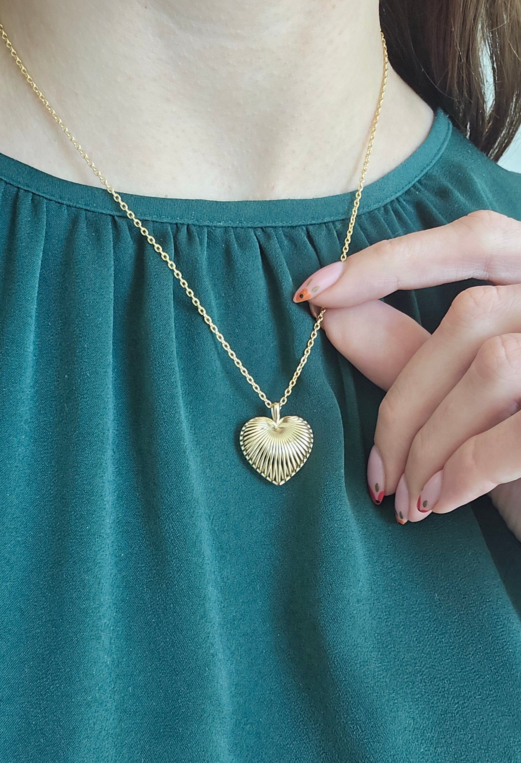 9k Yellow Gold Open Striped Puff Heart Necklace